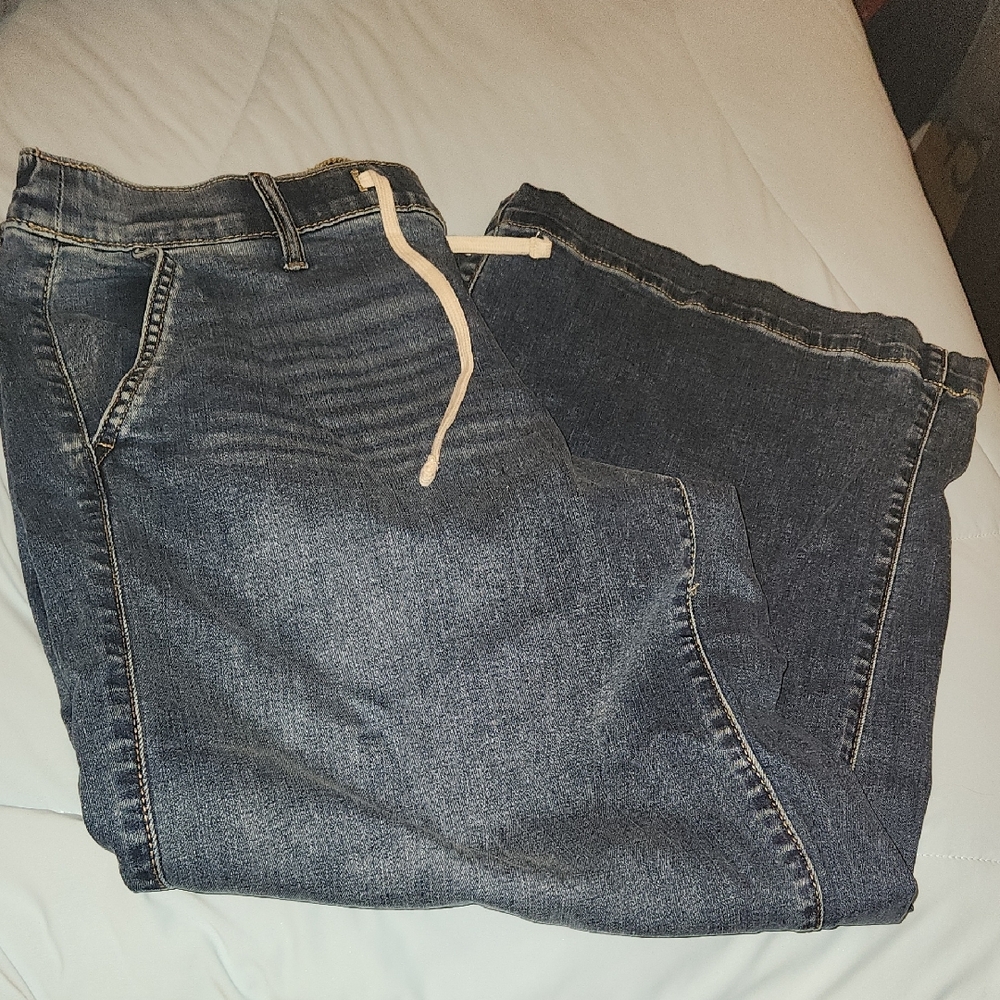 Torrid Weekend Wide Leg Crop Jeans. Medium Wash  Size 0